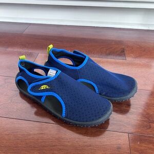 Rafters boys water shoes size 4